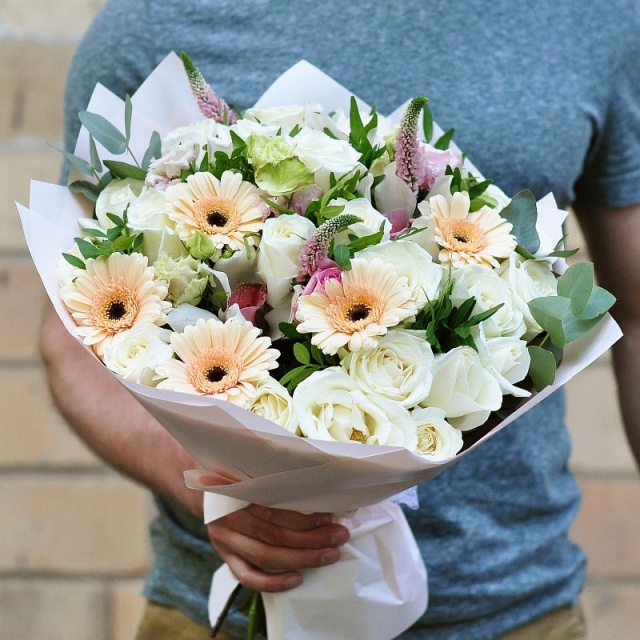 Букет из Гермини, Роз, Лизиантуса, Орхидей и Вероники «Ласковые мечты» Букет из Гермини, Роз, Лизиантуса, Орхидей и Вероники «Ласковые мечты»