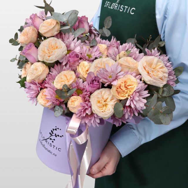 Композиция из Роз и Хризантем в шляпной коробке «Трепетные слова» Композиция из Роз и Хризантем в шляпной коробке «Трепетные слова»