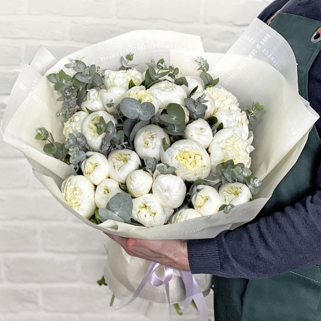 Букет из белых Пионов «Комплимент королеве» Букет из белых Пионов «Комплимент королеве»