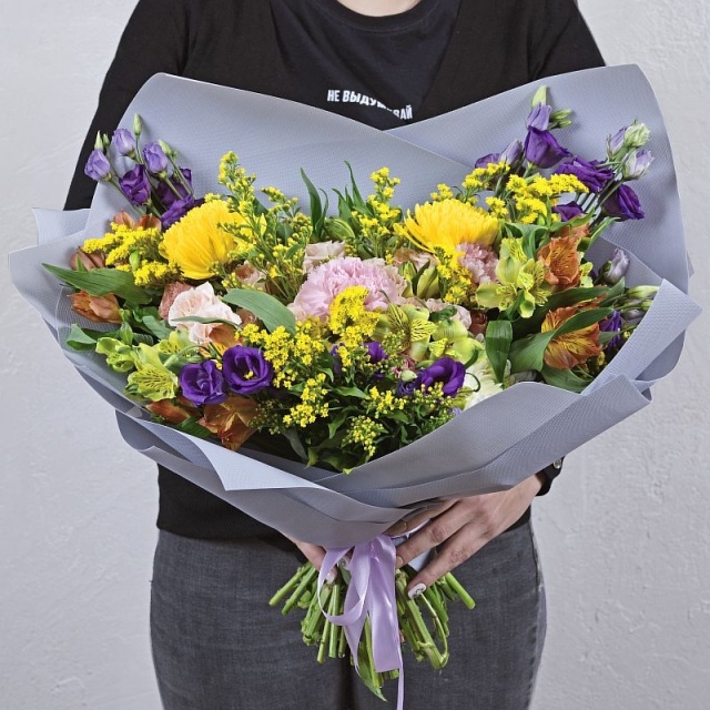 Букет из Лизиантуса, Альстромерий, Роз и Гвоздик «Комплимент» Букет из Лизиантуса, Альстромерий, Роз и Гвоздик «Комплимент»