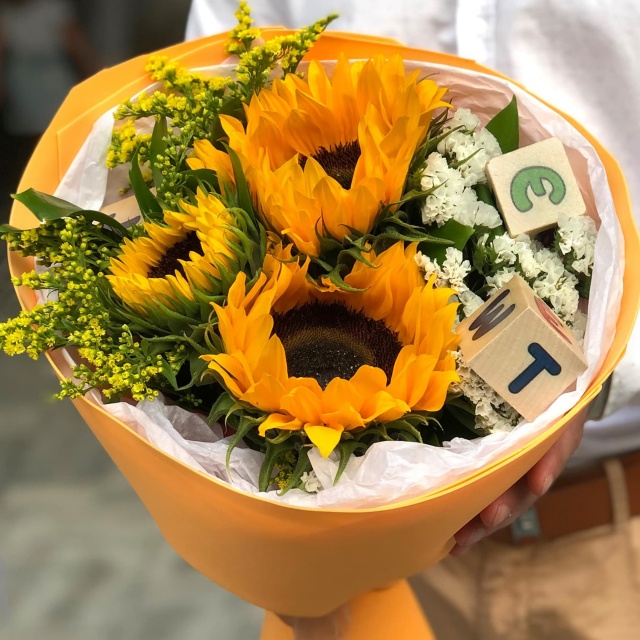 Букет из Подсолнухов и Солидаго с кубиками «Азбука» Букет из Подсолнухов и Солидаго с кубиками «Азбука»
