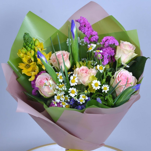Букет из Роз, Ириса, Статицы и Ромашек «Цветущий Луг» Букет из Роз, Ириса, Статицы и Ромашек «Цветущий Луг»