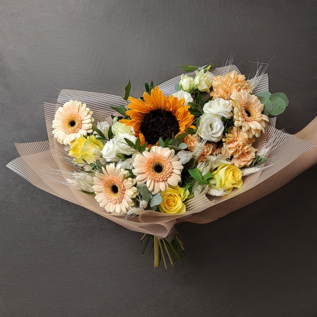 Букет из Подсолнуха, Эустом, Гермини и Роз «Солнечная нежность» Букет из Подсолнуха, Эустом, Гермини и Роз «Солнечная нежность»