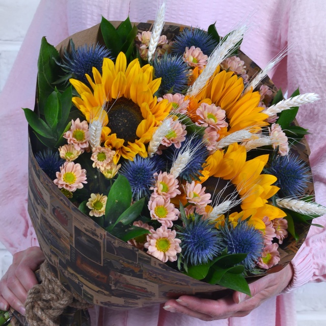 Букет из Подсолнухов, Хризантем и Эрингиума «Милашка» Букет из Подсолнухов, Хризантем и Эрингиума «Милашка»