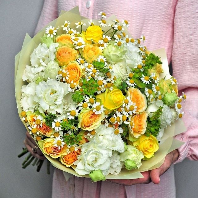 Букет из Роз, Эустомы и Матрикарии «Лучи сквозь облако» Букет из Роз, Эустомы и Матрикарии «Лучи сквозь облако»