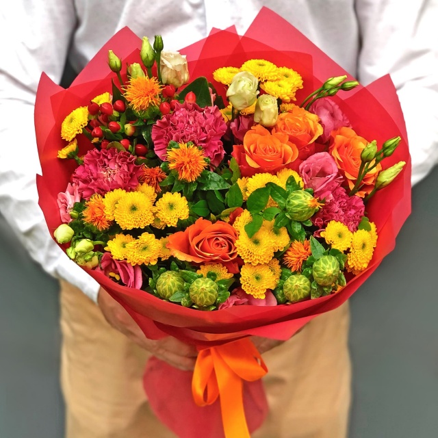 Букет из кустовой Хризантемы, Розы, Эустомы и Гиперикума «Пестрый» Букет из кустовой Хризантемы, Розы, Эустомы и Гиперикума «Пестрый»