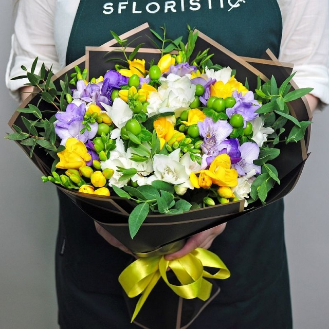 Букет из Фрезии и Гиперикума «Любимые фрезии» Букет из Фрезии и Гиперикума «Любимые фрезии»