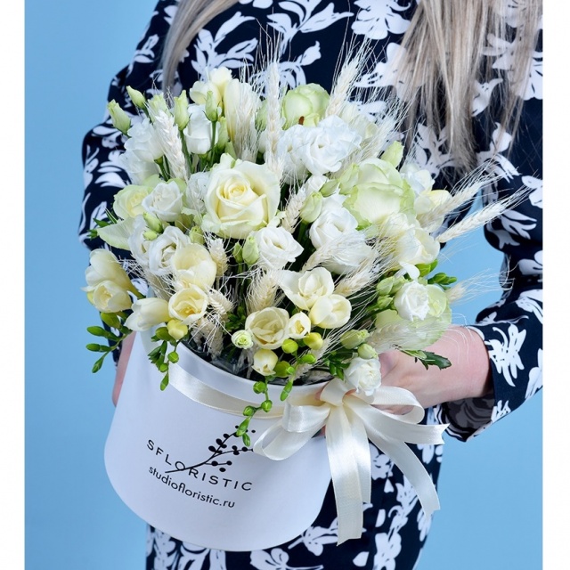 Композиция из Роз, Лизиантуса, Фрезии в шляпной коробке «Невинная красота» Композиция из Роз, Лизиантуса, Фрезии в шляпной коробке «Невинная красота»