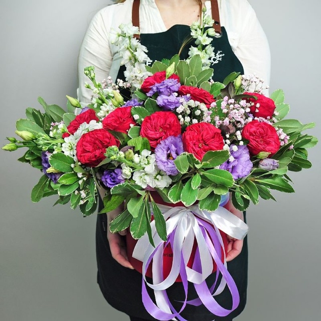 Композиция из Ред Пиано, Маттиолы, Дельфиниума и Эустомы в шляпной коробке «Жаклин» Композиция из Ред Пиано, Маттиолы, Дельфиниума и Эустомы в шляпной коробке «Жаклин»