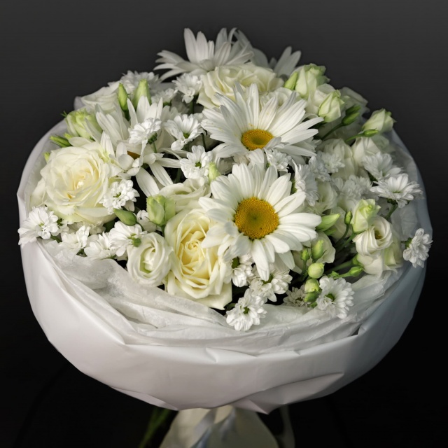 Букет из Ромашек, Сантини, Эустомы и Роз «Летнее свидание» Букет из Ромашек, Сантини, Эустомы и Роз «Летнее свидание»
