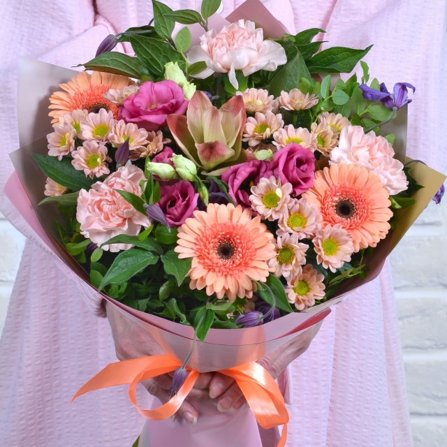 Букет из Гермини, Лизиантуса и Гвоздик Тайна Букет из Гермини, Лизиантуса и Гвоздик Тайна