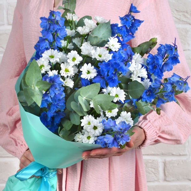 Букет из Дельфиниума и Кустовой Хризантемы «Простота совершенства» Букет из Дельфиниума и Кустовой Хризантемы «Простота совершенства»