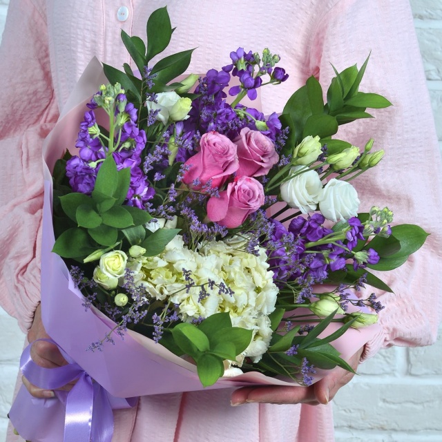 Букет из Маттиолы, Гортензии, Роз и Лизиантуса «Знакомство» Букет из Маттиолы, Гортензии, Роз и Лизиантуса «Знакомство»