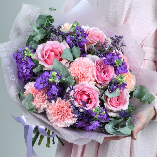 Букет из Роз, Гвоздик и Маттиолы «Роуди» Букет из Роз, Гвоздик и Маттиолы «Роуди»