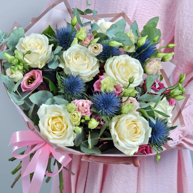 Букет из Эрингиума, Эустомы и Роз «Нежные следы от шипов» Букет из Эрингиума, Эустомы и Роз «Нежные следы от шипов»