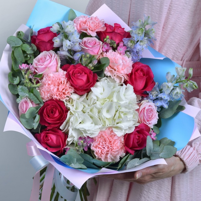 Букет из Гортензии, Малиновых роз и Дельфиниума «Неповторимой» Букет из Гортензии, Малиновых роз и Дельфиниума «Неповторимой»