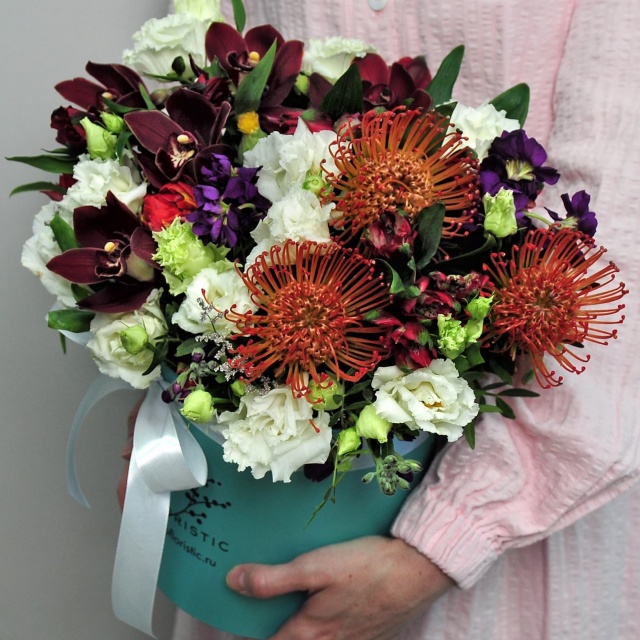 Композиция из Маттиолы, Лизиантуса и Орхидеи в шляпной коробке «Необычный сад» Композиция из Маттиолы, Лизиантуса и Орхидеи в шляпной коробке «Необычный сад»