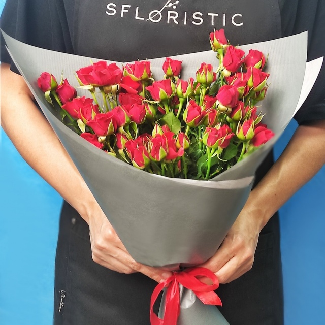 Букет красных кустовых роз 9 шт «Привлекательной» Букет красных кустовых роз 9 шт «Привлекательной»