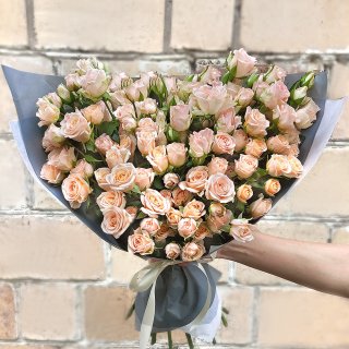 Букет кустовых роз «Бесценной»
