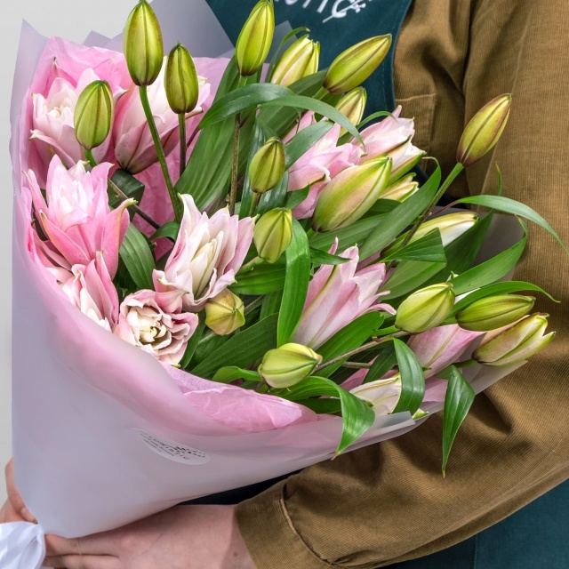 Букет из Розовых лилии 7 шт «Изысканность» Букет из Розовых лилии 7 шт «Изысканность»