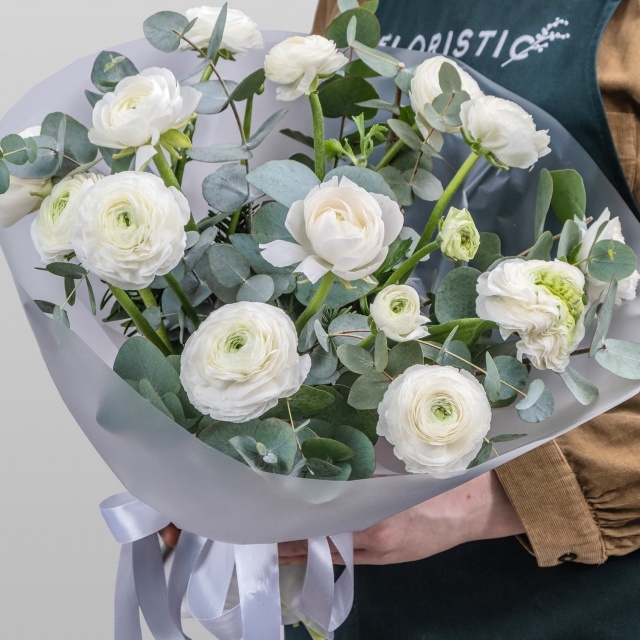 Букет из белых Ранункулюсов с Эвкалиптом «Прохлада» Букет из белых Ранункулюсов с Эвкалиптом «Прохлада»