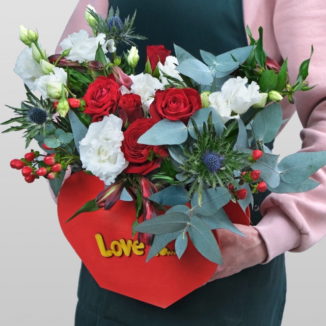 Композиция из Роз и Альстромерии в ящике «Любовь с первого взгляда» Композиция из Роз и Альстромерии в ящике «Любовь с первого взгляда»