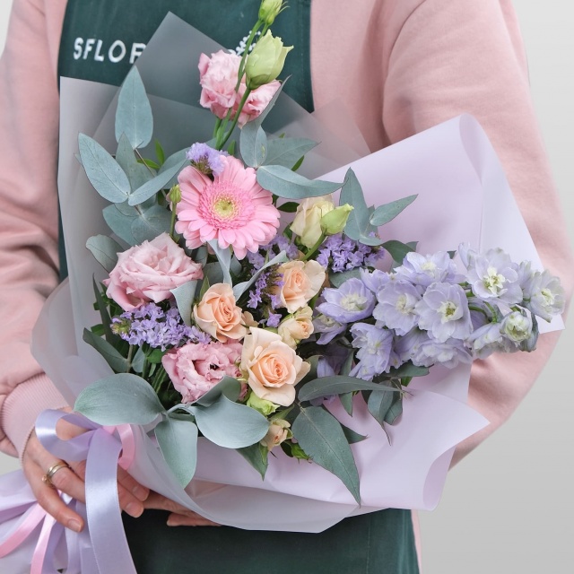 Букет из Дельфиниума, Герберы и Эустомы «Бесподобной» Букет из Дельфиниума, Герберы и Эустомы «Бесподобной»