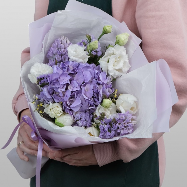 Букет из гортензии и тюльпанов «Обаятельной» Букет из гортензии и тюльпанов «Обаятельной»