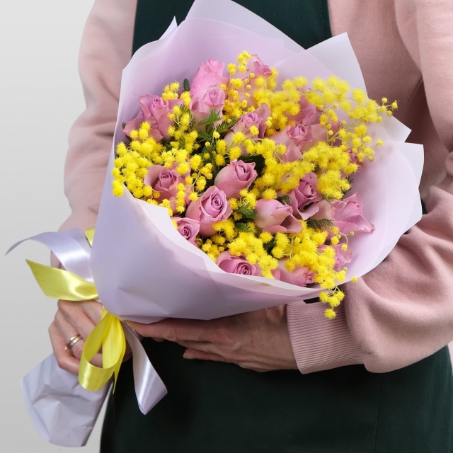Букет из Роз и Мимозы «Цветущей» Букет из Роз и Мимозы «Цветущей»