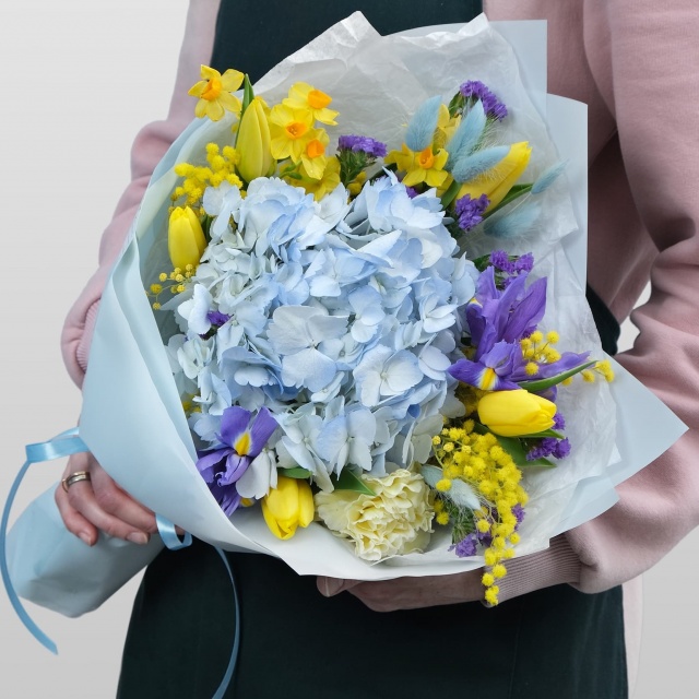 Букет из Гортензии, Мимозы и Ирисов «Умной» Букет из Гортензии, Мимозы и Ирисов «Умной»