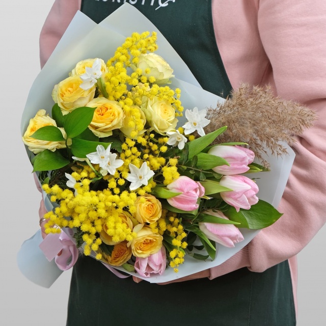 Букет из Тюльпанов, Кустовой Розы и Нарцисса «Любвиобильной» Букет из Тюльпанов, Кустовой Розы и Нарцисса «Любвиобильной»