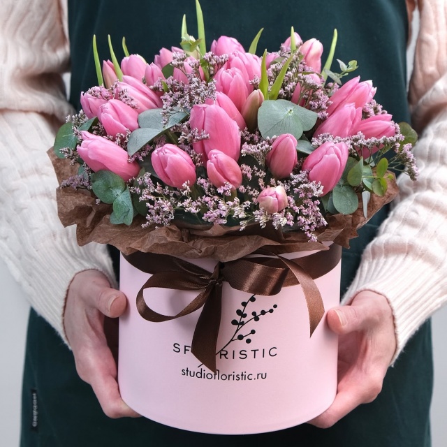 Композиция из Тюльпанов и Лимониума в шляпной коробке «Восторг» Композиция из Тюльпанов и Лимониума в шляпной коробке «Восторг»