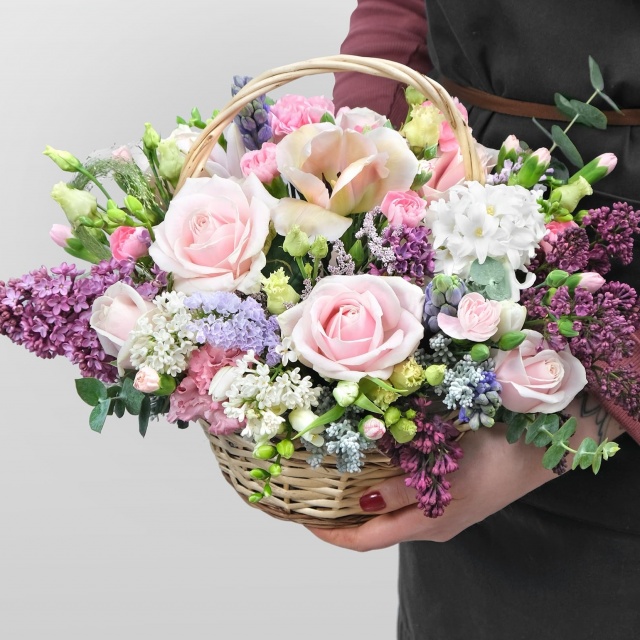 Композиция из Роз, Сирени и Эустомы в корзине «Оливия» Композиция из Роз, Сирени и Эустомы в корзине «Оливия»