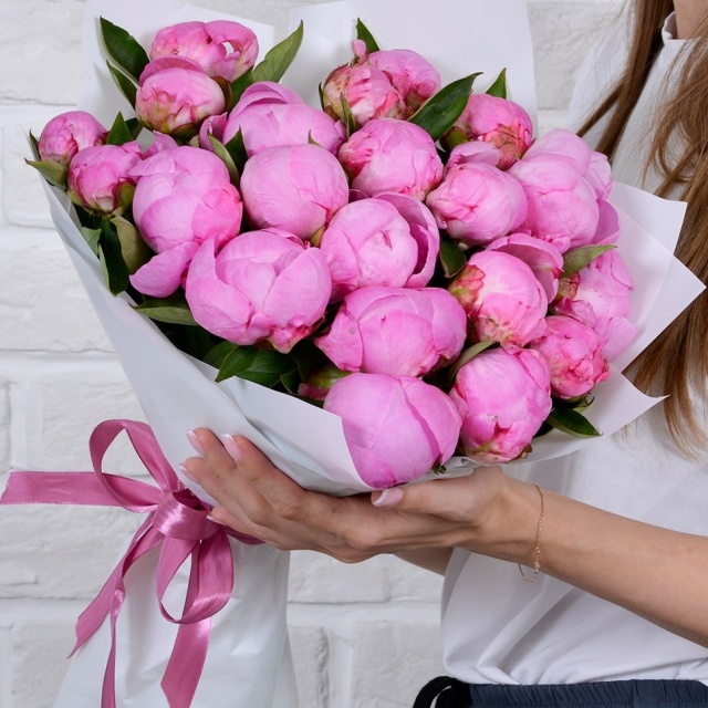 Букет из розовых пионов 21 шт «Совершенство» Букет из розовых пионов 21 шт «Совершенство»