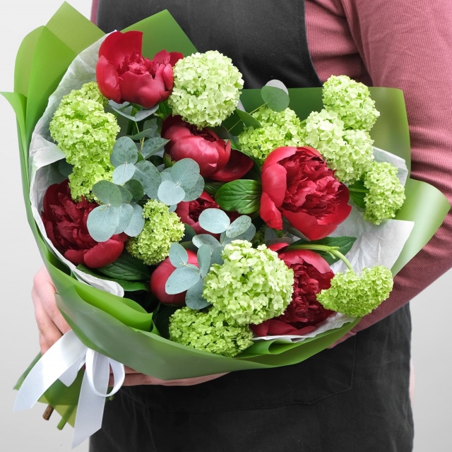 Букет из Пиона и Вибурнума «Бордо» с эвкалиптом Букет из Пиона и Вибурнума «Бордо» с эвкалиптом