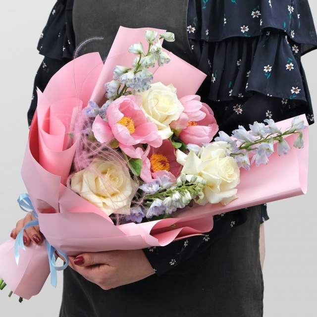 Букет из Пиона, Роз и Дельфиниума «Сайрус» Букет из Пиона, Роз и Дельфиниума «Сайрус»