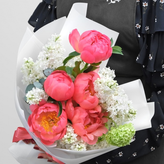 Букет из Пиона, Сирени и Вибурнума «Алмазной» Букет из Пиона, Сирени и Вибурнума «Алмазной»