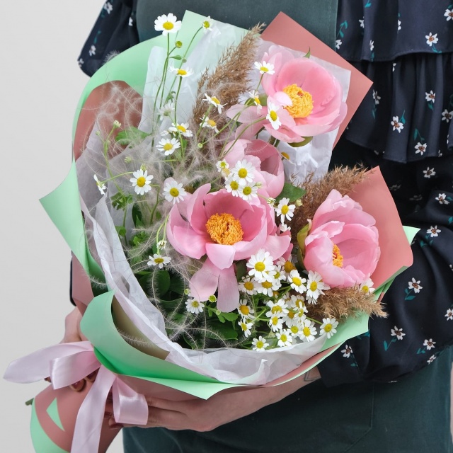 Букет из Пиона и Ромашки «Веселая лужайка» Букет из Пиона и Ромашки «Веселая лужайка»