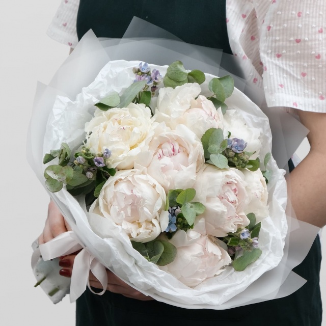 Букет из Пионов и Оксипеталума «Невеста» Букет из Пионов и Оксипеталума «Невеста»