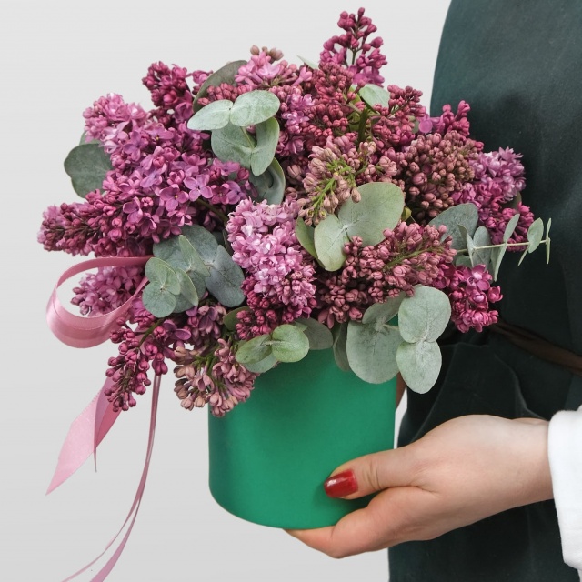 Композиция из Сирени «Виктория» с эвкалиптом Композиция из Сирени «Виктория» с эвкалиптом