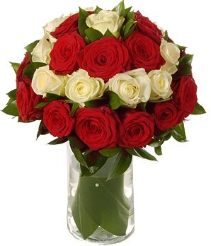 Букет из красных и белых Роз «Английский сад» Букет из красных и белых Роз «Английский сад»