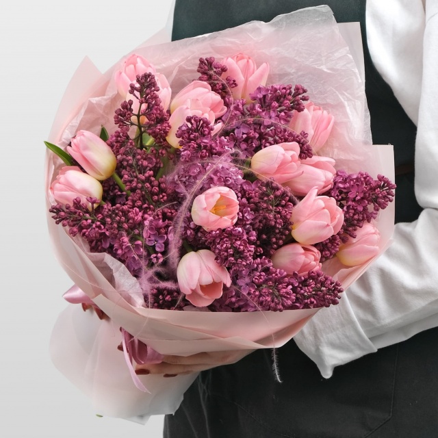 Букет из Сирени и Тюльпанов «Розовая любовь» Букет из Сирени и Тюльпанов «Розовая любовь»