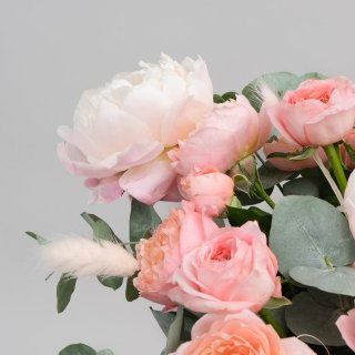 Композиция из Пионов, кустовых и пионовидных Роз «Розовая Лагуна»