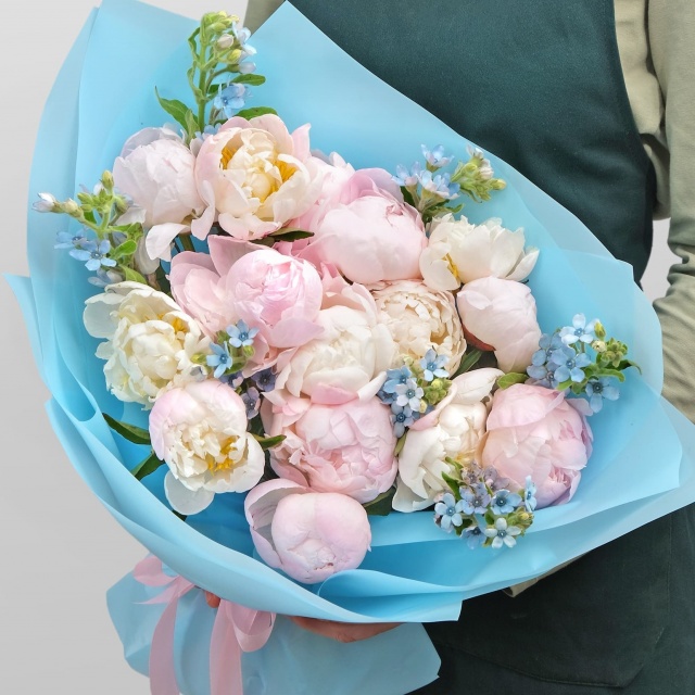 Букет из Пионов и Оксипеталума «Красивая Любовь» Букет из Пионов и Оксипеталума «Красивая Любовь»