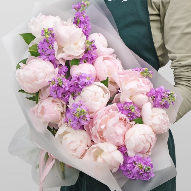 Букет из Пионов и Маттиолы «Розовая Зефирка» Букет из Пионов и Маттиолы «Розовая Зефирка»