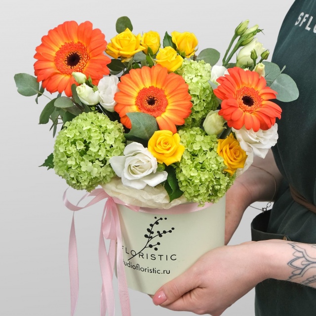 Композиция из Кустовых Роз, Эустомы и Гермини в шляпной коробке «Оранжевое счастье» Композиция из Кустовых Роз, Эустомы и Гермини в шляпной коробке «Оранжевое счастье»