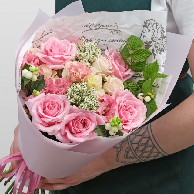 Букет из Роз, Эустомы и Гортензии «Я помню чудное мгновенье» Букет из Роз, Эустомы и Гортензии «Я помню чудное мгновенье»
