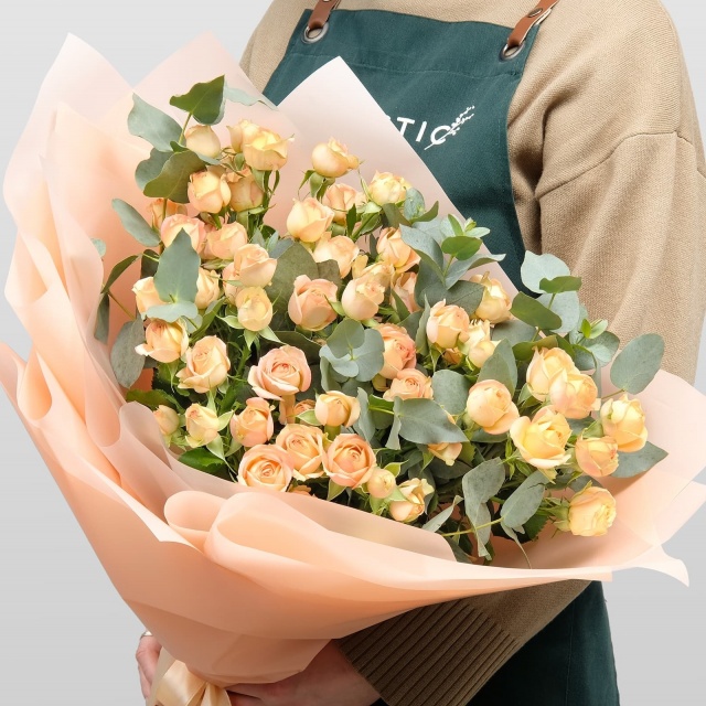 Букет из кустовых Роз «Мелания» с эвкалиптом Букет из кустовых Роз «Мелания» с эвкалиптом