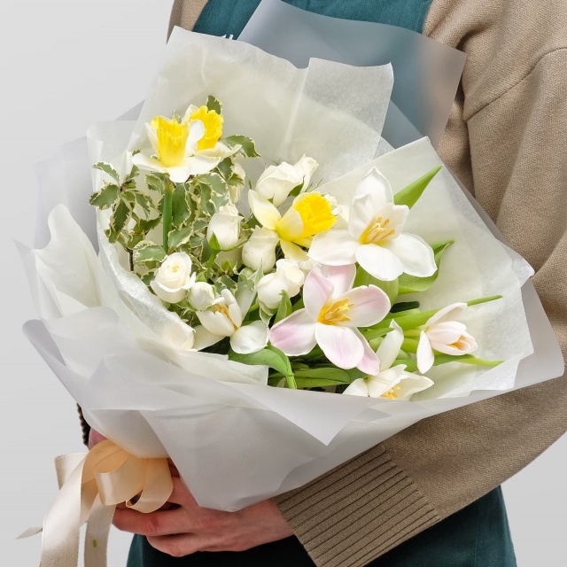 Букет из Нарцисса, Тюльпана и кустовых Роз «Первый лучик» Букет из Нарцисса, Тюльпана и кустовых Роз «Первый лучик»
