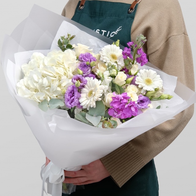 Букет из Гортензии, Гермини и Роз «Летнее Небо» Букет из Гортензии, Гермини и Роз «Летнее Небо»